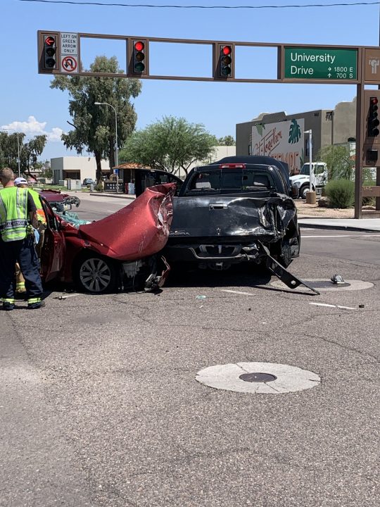 Authorities respond to serious car accident at intersection in E Tempe